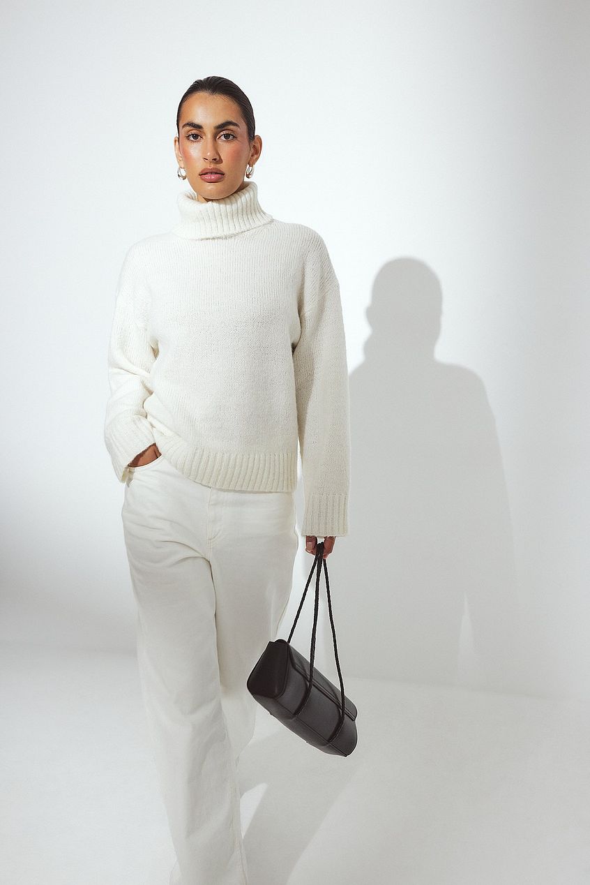 Stickad tröja i ullmix med polokrage.